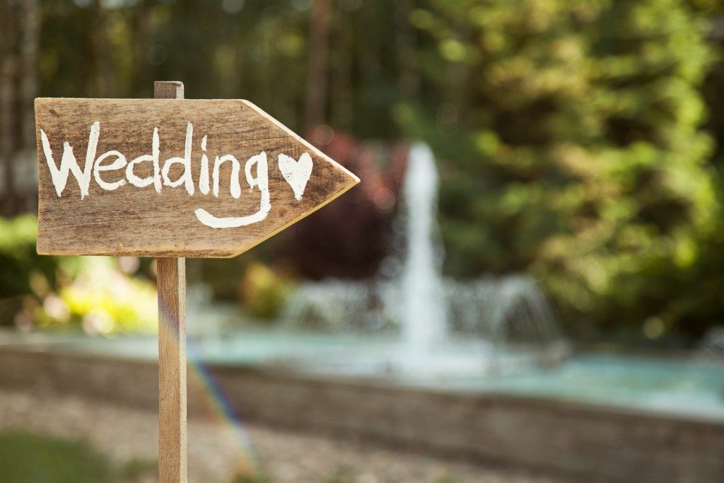 Wooden plaque with the inscription Wedding